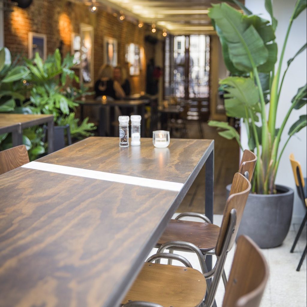 de amsterdamse meubelmaker houten tafels en stoelen en kasten op maat gemaakt in amsterdam complete cafe horeca en prive interieurs van staal en hout luxe op maat gemaakt neem nu contact op
