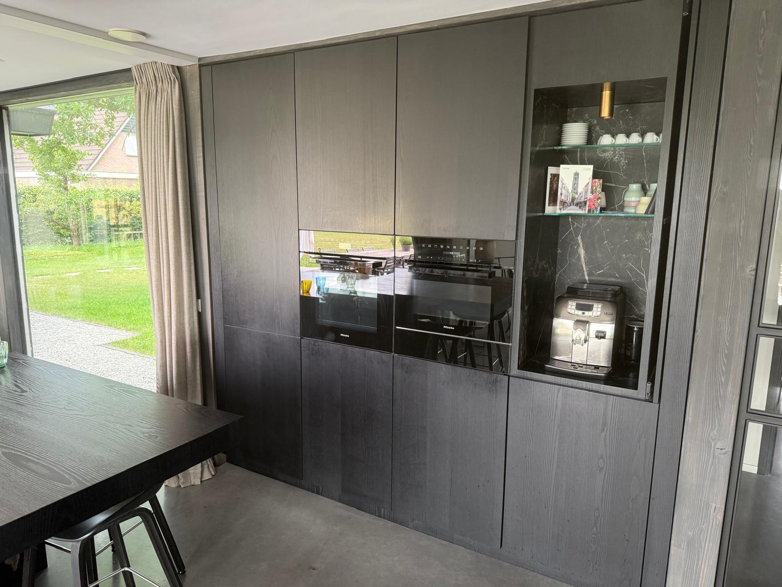 zwart essen houten eikenhouten wandkast interieurbouw design interieur van hout en staal de amsterdamse meubelmaker