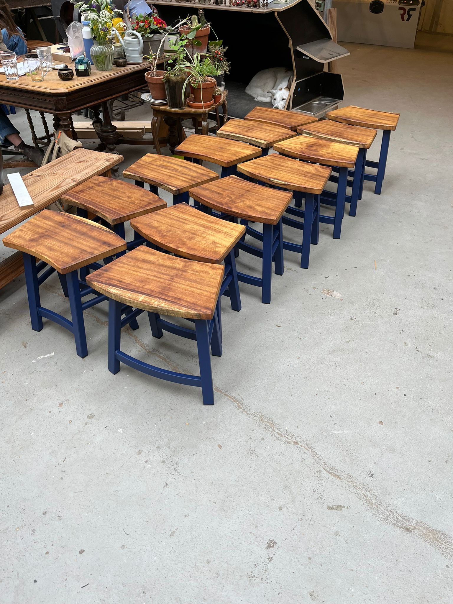 houten krukjes voor restaurant interieur design maatwerk staal en hout