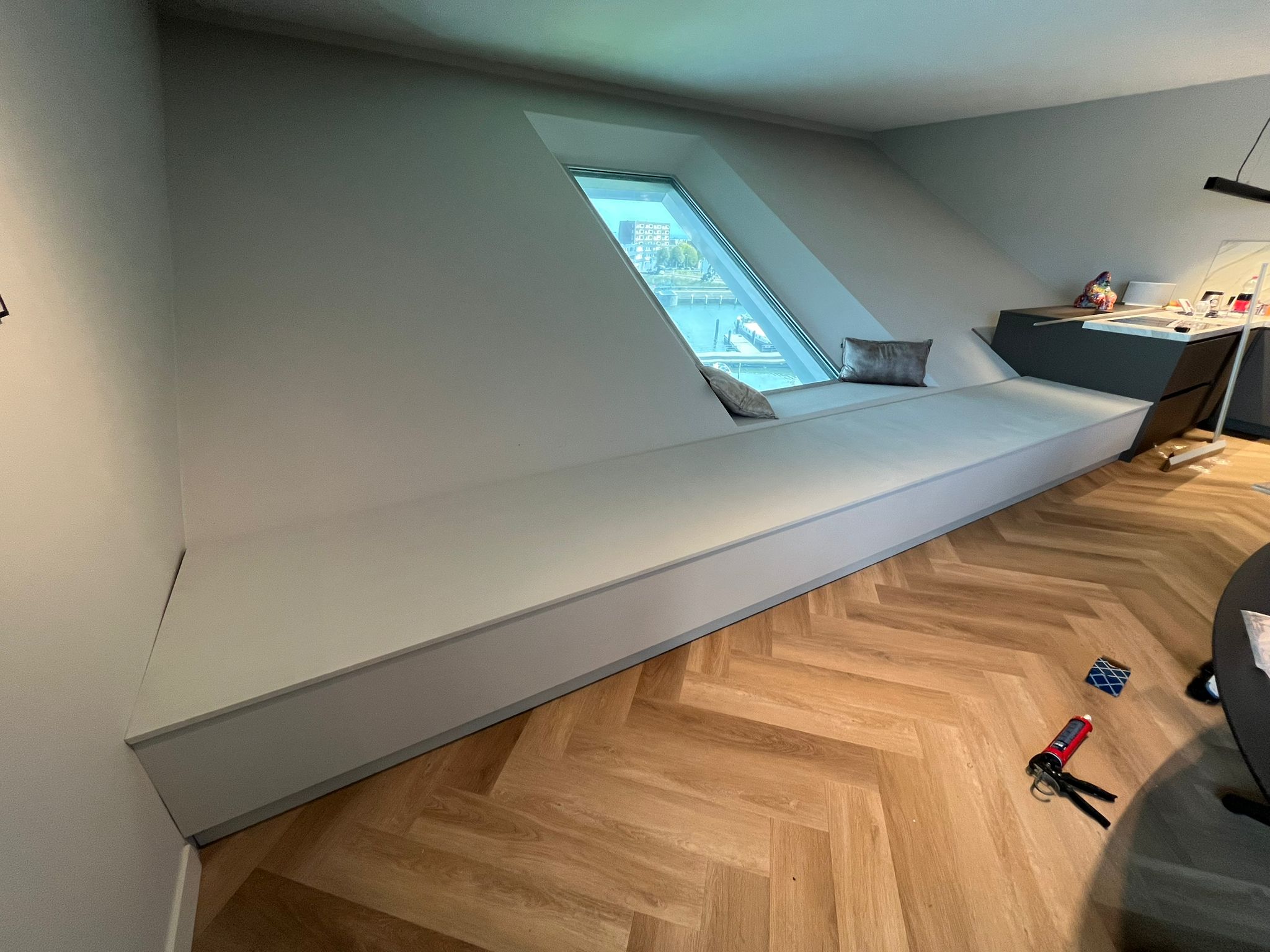 hoogwaardige luxe design interieur elementen loungebank en chill space voor appartement amsterdam